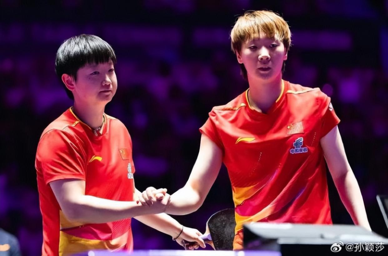 孙颖莎（左）、王曼昱（右）被清华大学免试拟录取。（取材自鲁中晨报）