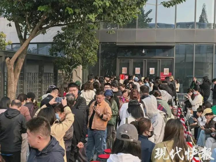 「奶皮子糖葫芦」爆火,全国多地排队抢购。(取材自现代快报)