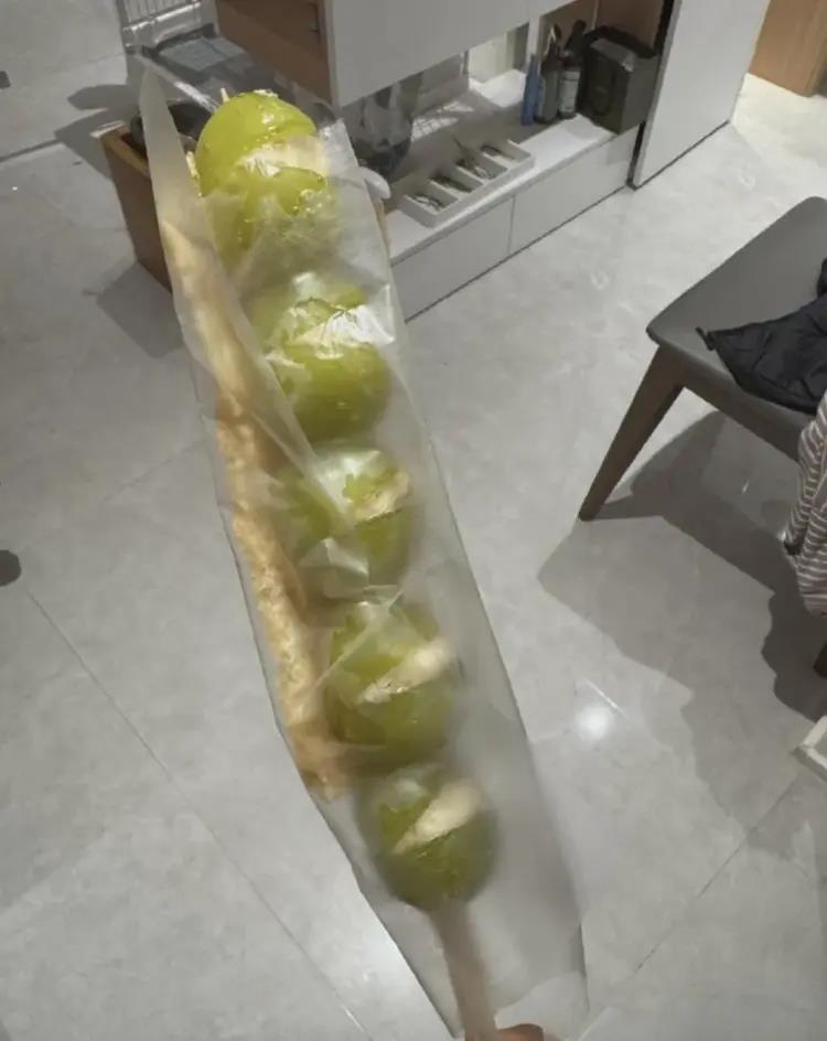 「奶皮子糖葫芦」爆火,全国多地排队抢购。(取材自现代快报)