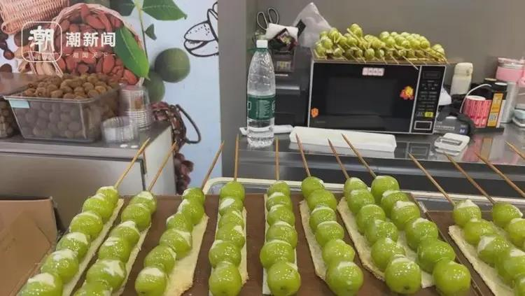 「奶皮子糖葫芦」突然爆火，上海有店卖到98元一串。（取材自新闻晨报）