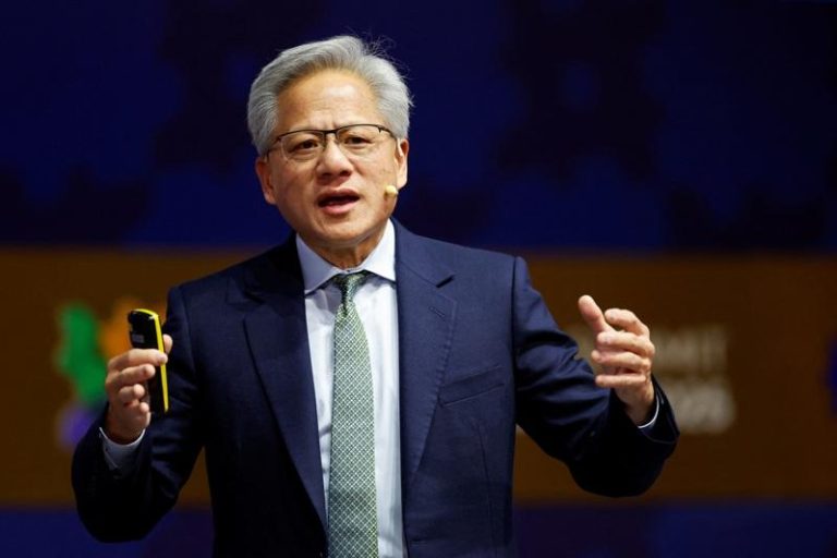 辉达首席执行官黄仁勋31日参加南韩亚太经合会企业领袖峰会并发表演说。彭博报导，黄仁勋登场前向媒体表示，他希望将辉达的Blackwell芯片销往中国，但目前还没有具体计划。（路透）