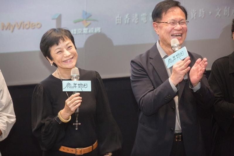 嘉义出身的民众党立委张启楷(右)29日与前五灯奖主持人倪北嘉,在嘉市映89电影院,举办嘉义出身的金马影后张艾嘉(左)监制的国片「他年她日」放映会。(图/张启楷提供)
