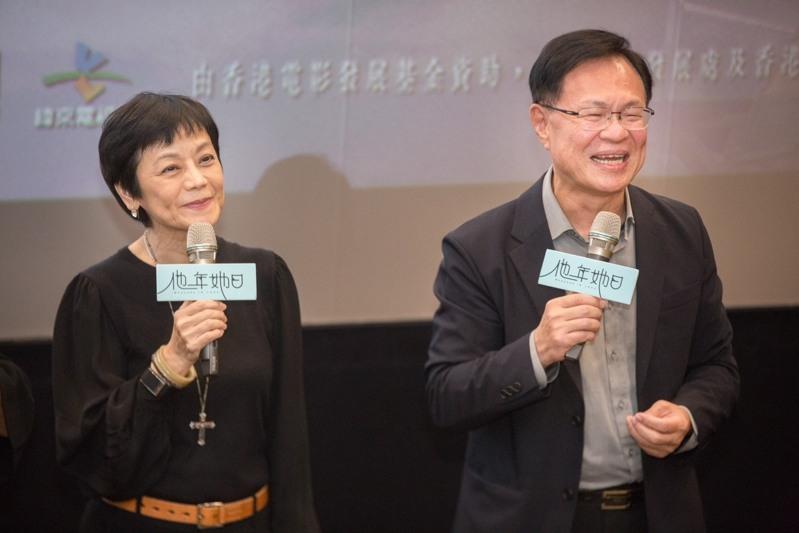 嘉义出身的民众党立委张启楷(右)29日与前五灯奖主持人倪北嘉,在嘉市映89电影院,举办嘉义出身的金马影后张艾嘉(左)监制的国片「他年她日」放映会。(图/张启楷提供)