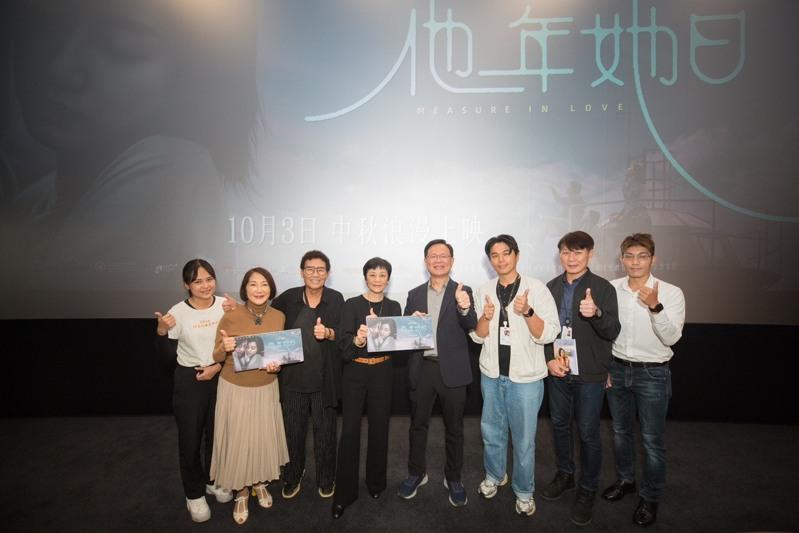 嘉义出身的民众党立委张启楷(右)29日与前五灯奖主持人倪北嘉,在嘉市映89电影院,举办嘉义出身的金马影后张艾嘉(左)监制的国片「他年她日」放映会。(图/张启楷提供)