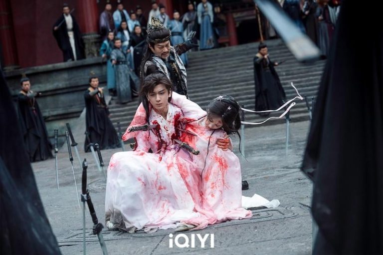 成毅、李一桐主演，古装奇幻剧「天地剑心」中万箭穿心名场面。（图／iQIYI爱奇艺国际版）