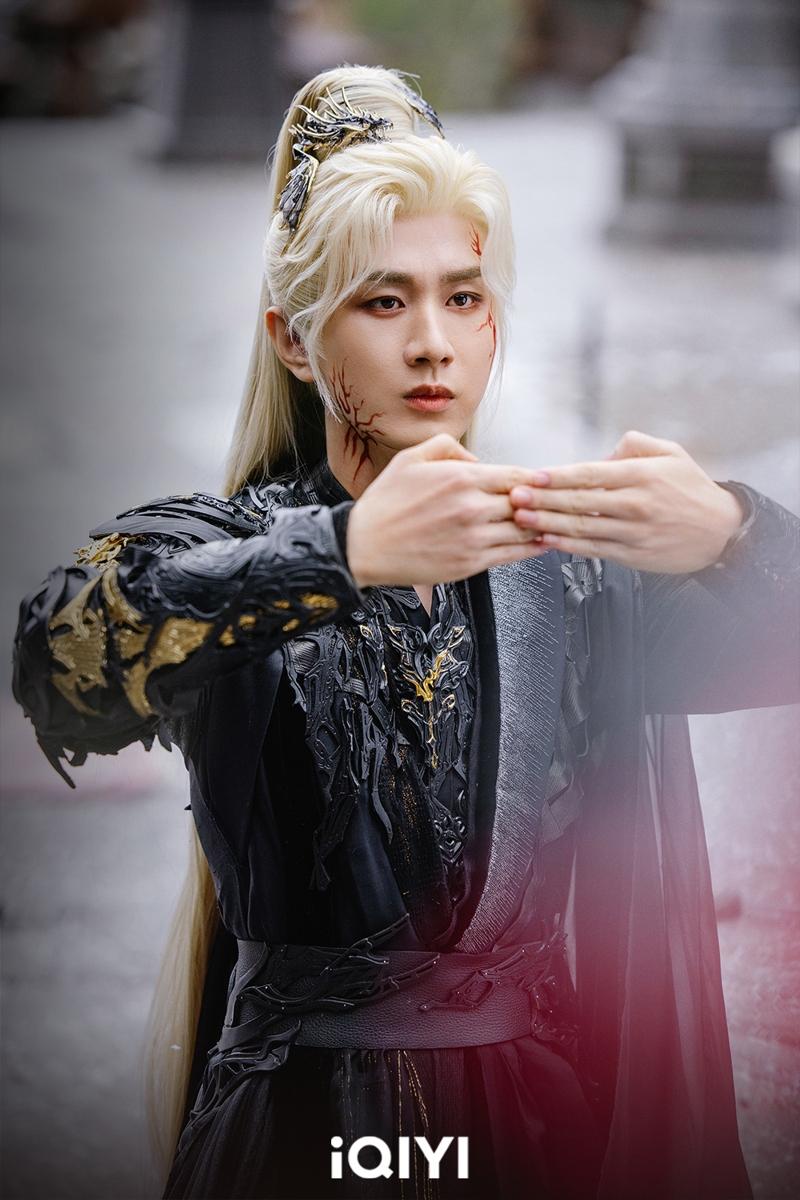 成毅、李一桐主演，古装奇幻剧「天地剑心」中万箭穿心名场面。（图／iQIYI爱奇艺国际版）