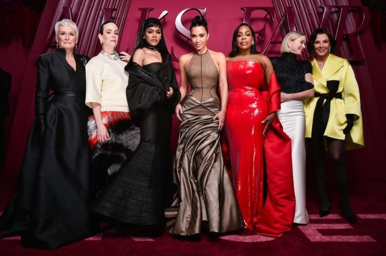 3度离婚经验多 金卡塔尔夏入魂最强律师当「诉讼女王」 葛伦克萝丝(左起)、莎拉宝森、堤亚娜泰勒、金卡塔尔夏、奈西娜许、娜欧蜜华兹、克里斯詹娜,一同出席「诉讼女王」洛杉矶首映会。(美联社)