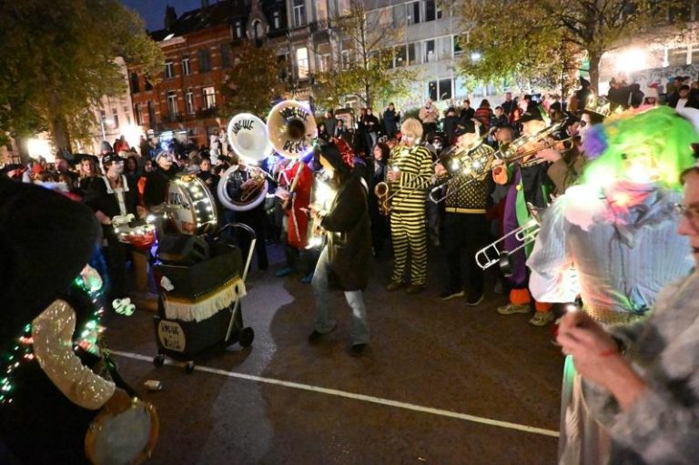 在布鲁塞尔圣吉勒斯区所举办的万圣节游行，现场有乐团助阵。参与的民众一起唱歌跳舞。(中央社)