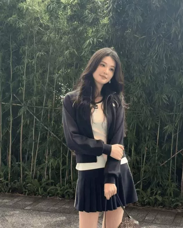 31岁乔欣晒婚后富太生活，不上班面相都变了