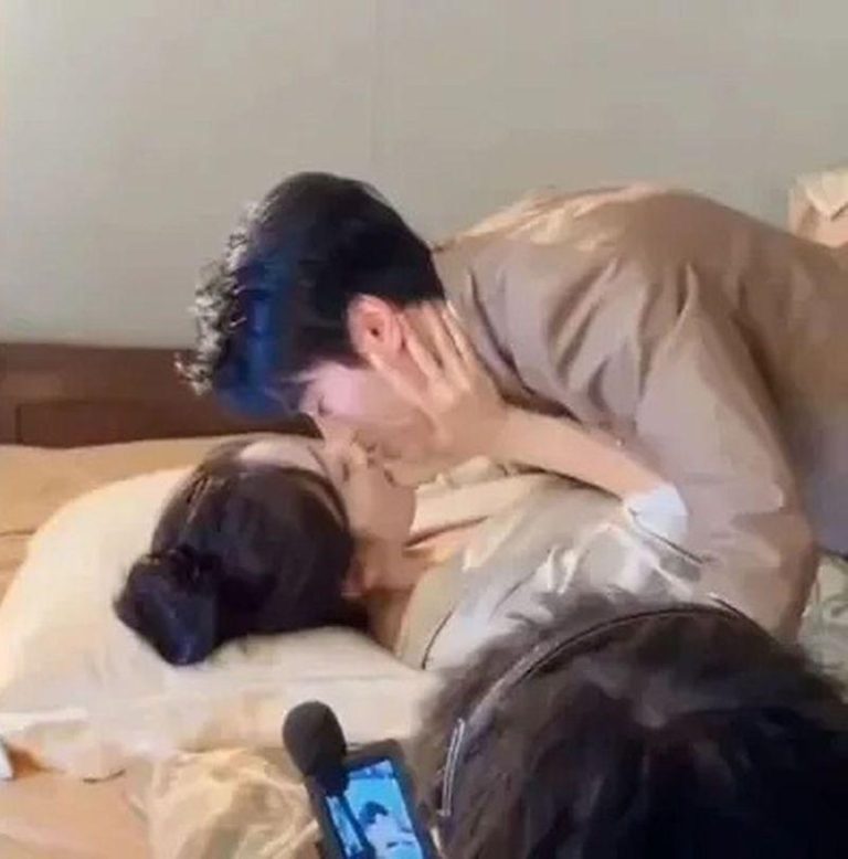 中国短剧剧情狗血紧凑，吻戏场面相当多，有短剧女星因为拍吻戏遭男友分手，引发网友热议短剧生态。示意图。(取材自微博)