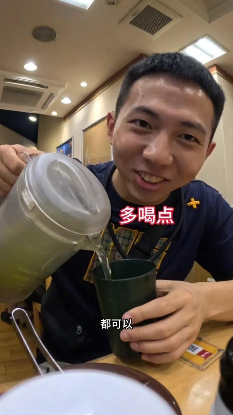 为了省钱买饮料，跑到餐厅没点餐就狂灌茶水。（翻摄自「一棵树」YT频道）