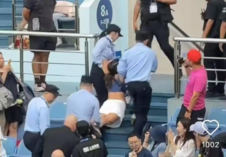 2025上海劳力士大师赛正赛于大陆十一连假第一天于上海旗忠网球中心正式开打，场上却发生观众因干扰比赛被强制擡离现场。图／取自小红书
