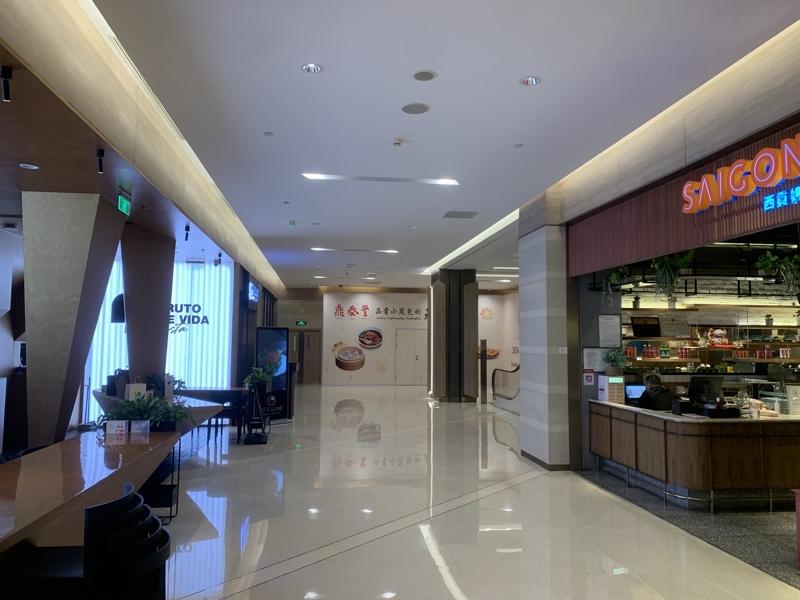 鼎泰丰预计明年三月重返北京市场，目前位在北京嘉里中心的分店正在进行装潢，外面广告墙印有小笼包等招牌菜图片。(记者陈政录／摄影)