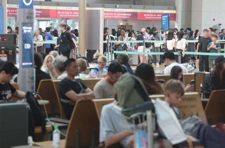 仁川机场预估十天连休期间日均旅客吞吐量将达22万3,000人，超越今年夏季的旺季高峰。(欧新社)