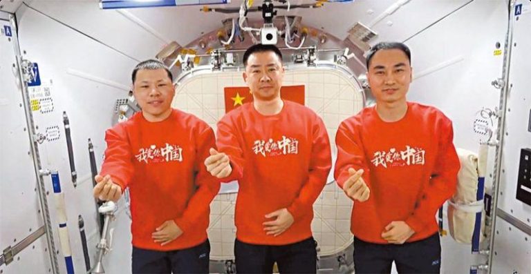 正在太空出差的神舟二十号航天员，10月1日通过视频祝福祖国繁荣昌盛、全国各族人民幸福安康。(视频截屏)