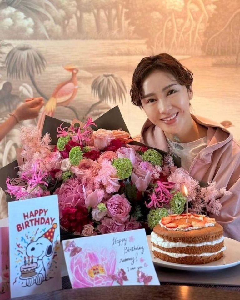 黎姿迎来54岁生日，上传捧着大束鲜花与摆放生日蛋糕和生日卡的照片。（取材自微博）