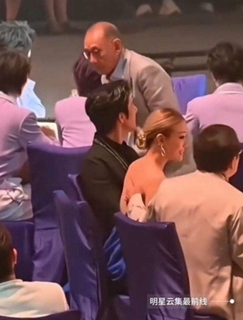 成龙（右）出席「湾区升明月」大湾区电影音乐晚会，将手放在容祖儿（右二）身上。（取材自微博）