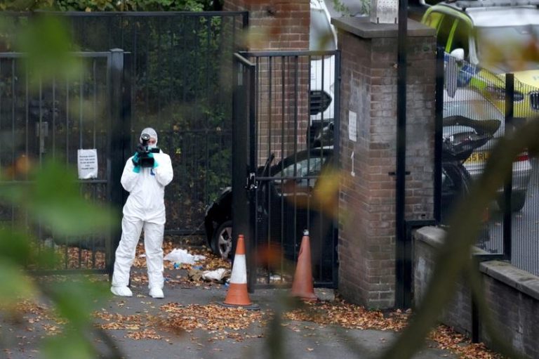 英国首相施凯尔傍晚表示，他将尽一切所能保证英国犹太社群安全，包括在相关机构和建筑物周边加强维安警力。路透