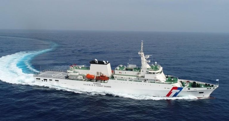 日本读卖新闻报导，今年6月日台在冲绳先岛群岛外海举行日台断交以来第二次的联合训练，台湾海巡署最大级的巡防舰云林舰参与，图为去年担任妈祖海巡遶境护卫的数据照。(海巡署提供)