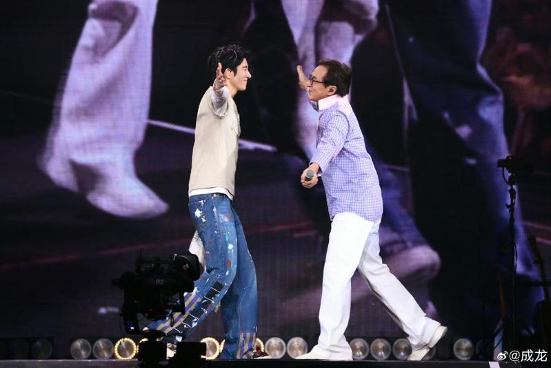 王力宏（左）和成龙演唱会上接吻。(摘自微博)