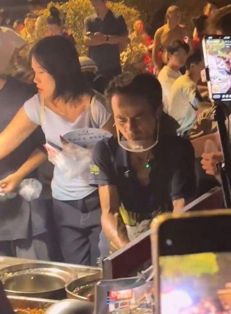 假期首日，鸡排哥忙出「痛苦面具」，累到说不出话。（取材自上观新闻）