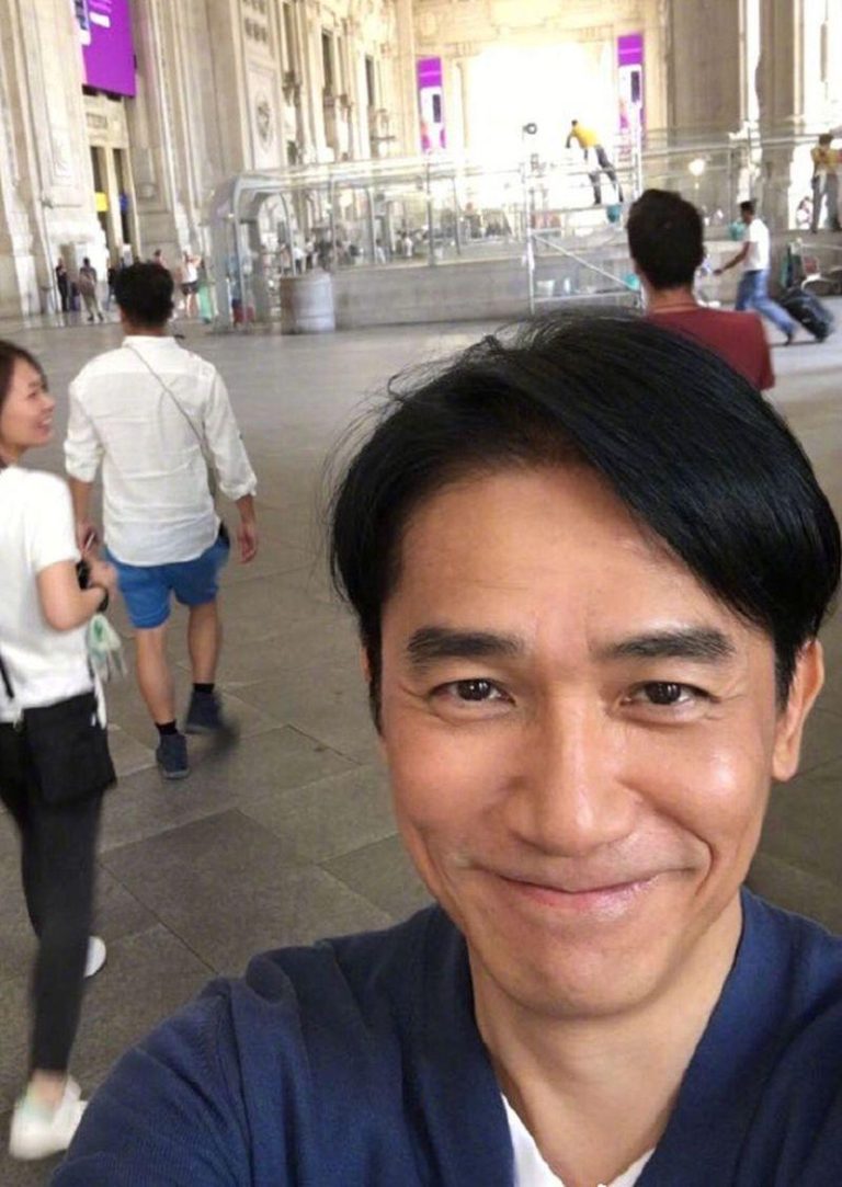 梁朝伟近几年长居日本，不时被粉丝偶遇。（取材自微博）