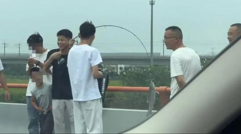 堵车时，男子下车钓鱼首竿即。（取材自微博）