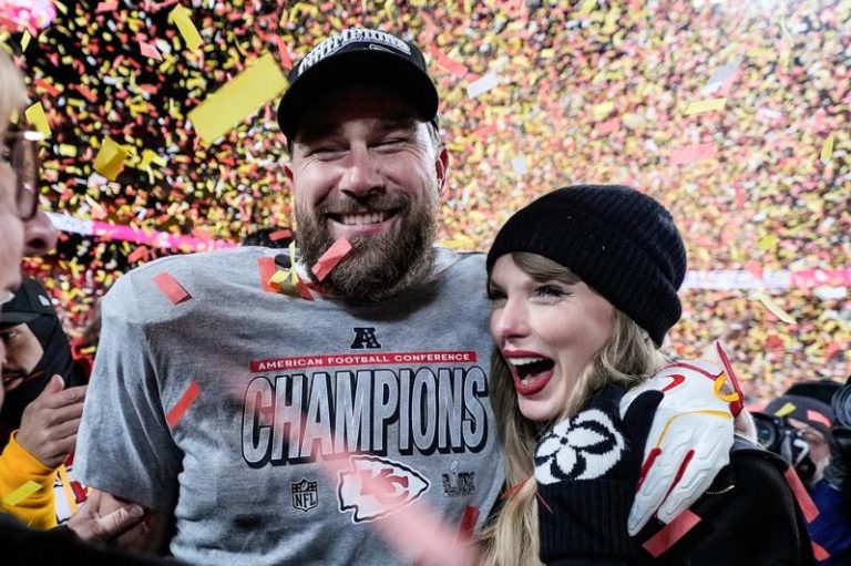 流行乐天后泰勒丝（右）与凯尔西（Travis Kelce，左）于2025年1月26日在密苏里州堪萨斯城举行的美式足球联盟（NFL）美联冠军赛对战水牛城比尔队后合影留念。美联社