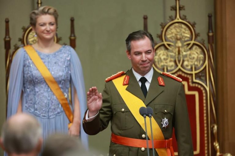 卢森堡3日举行新君主吉雍姆大公（Grand Duke Guillaume，右）登基仪式，欧洲多国王室在内等数百宾客齐聚一堂见证。图左为大公妃史黛芬妮（Stephanie）。欧新社