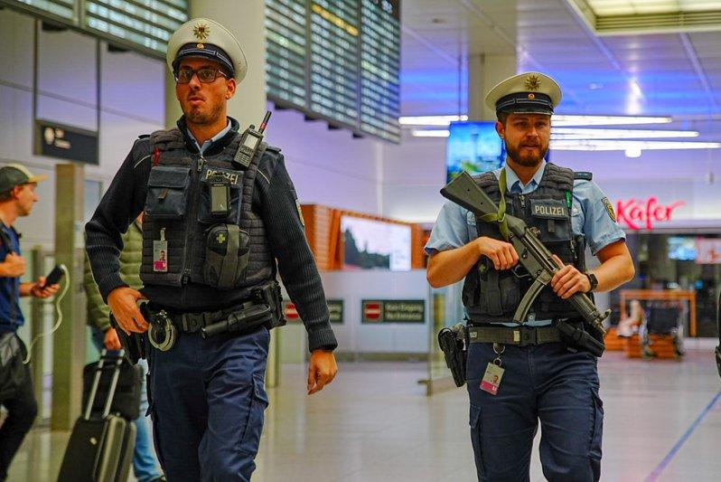 因航班被迫取消或延后影响数千旅客，慕尼黑机场紧急设置临时床铺并提供毛毯、饮品与点心。(路透)