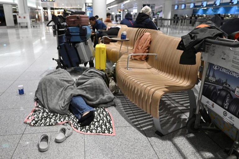 因航班被迫取消或延后影响数千旅客，慕尼黑机场紧急设置临时床铺并提供毛毯、饮品与点心。(路透)