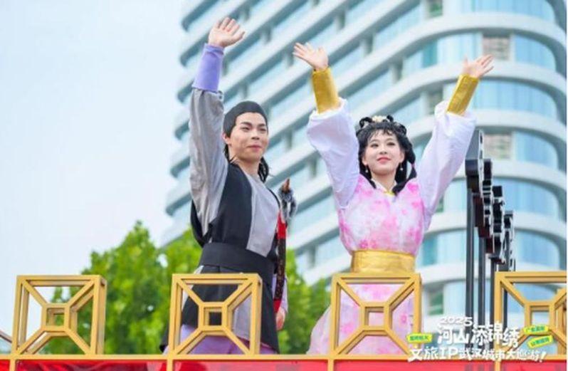 「郭靖」扮相意外走红,湖北襄阳文旅IP巡游成热议话题。(取材自极目新闻)
