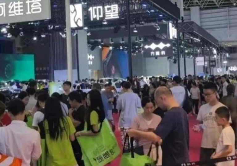 东莞十一车展现场，广汽丰田、一汽丰田、东风日产启辰等多家车企4S店销售表示，东莞市的以旧换新补贴已经暂停，但是可以帮助消费者开其他城市的发票，以此抢得其他城市的以旧换新补贴名额。（取材自第一财经日报）
