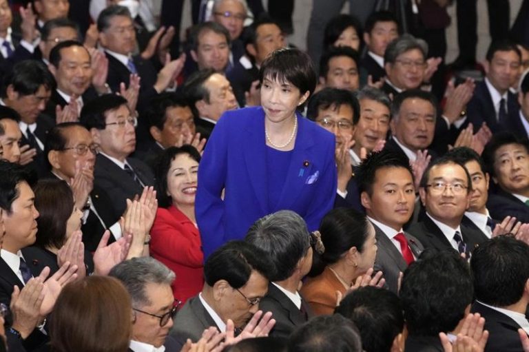 高市早苗当选自民党总裁后，接受党内道贺。（美联社）