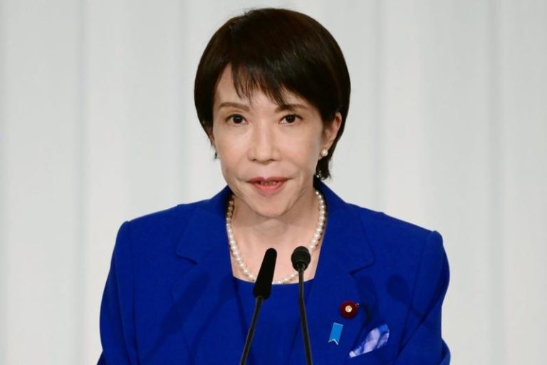 日本前经济安保担当大臣高市早苗4日击败农林水产大臣小泉进次郎，当选自民党新任党魁。(美联社)