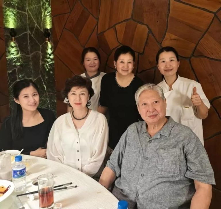 75岁洪金宝和家人到云南旅游。（取材自南方娱乐网）
