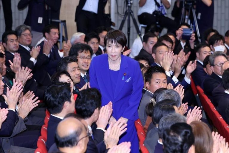 高市早苗（图中）4日当选成为自民党史上首位女党魁，也被普遍视为日本下任首相的最可能人选。(欧新社)