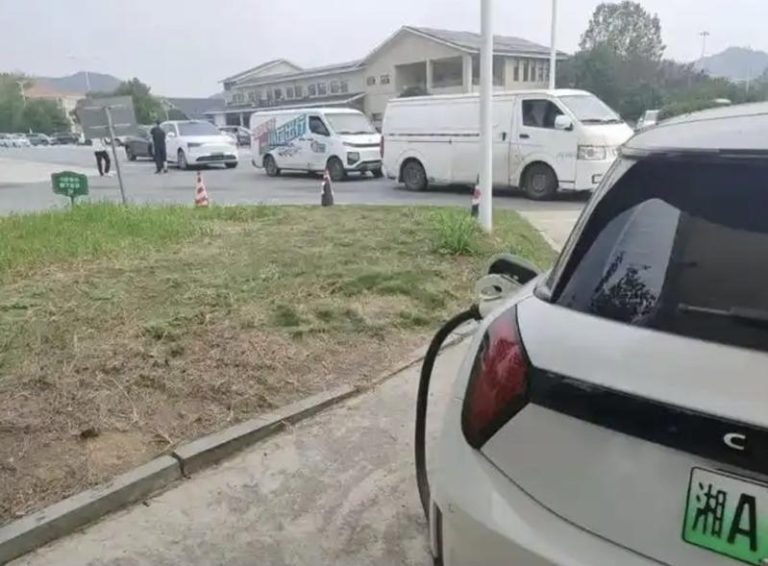 中国十一连假期间，许多电动车主又遇到「充电难」的问题，不少人在高速公路等充电都超2个小时。（取材自21世纪经济报导）