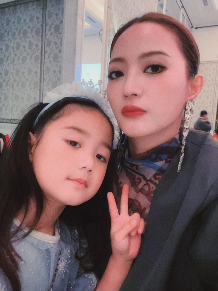 黄美珍(右)带5岁女儿小星同行。图／胜星娱乐提供