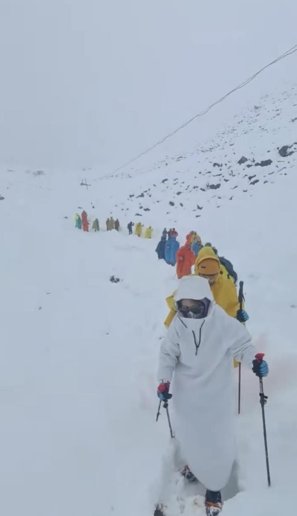 下山的游客。（取材自极目新闻）