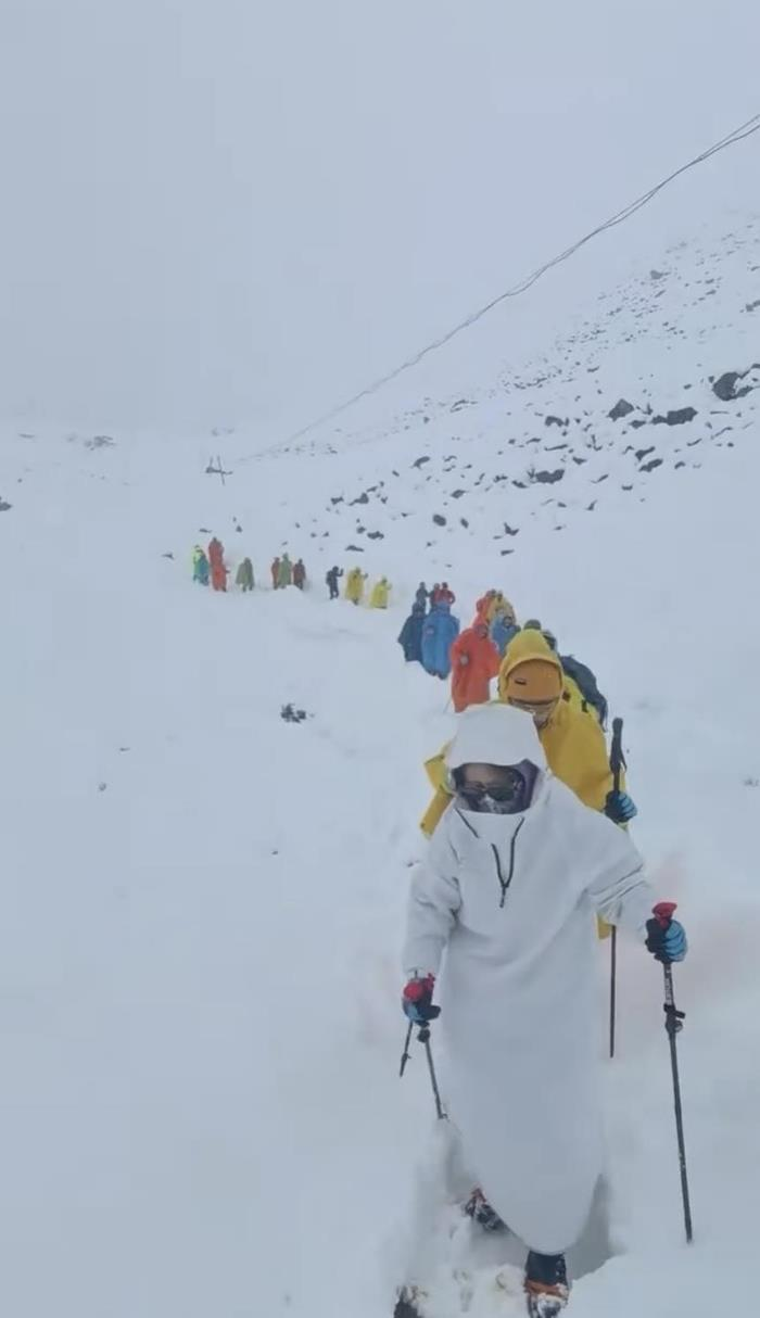 帐篷上积雪。（取材自极目新闻）