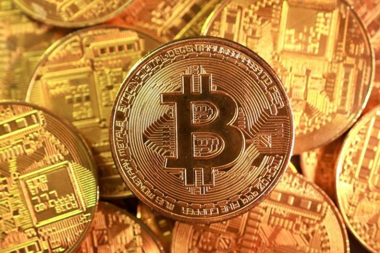 金价与比特币价格持续创新高，反映投资人担心手上现金不值钱而进行的「贬值交易」发威。（路透）