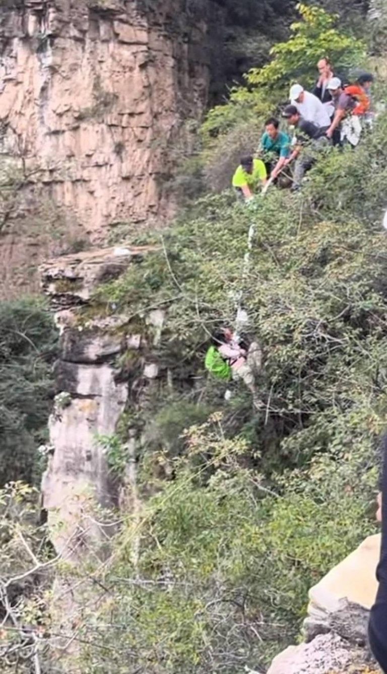 驴友将保温毯拧成绳子，将坠崖女子救起。（取材自封面新闻）