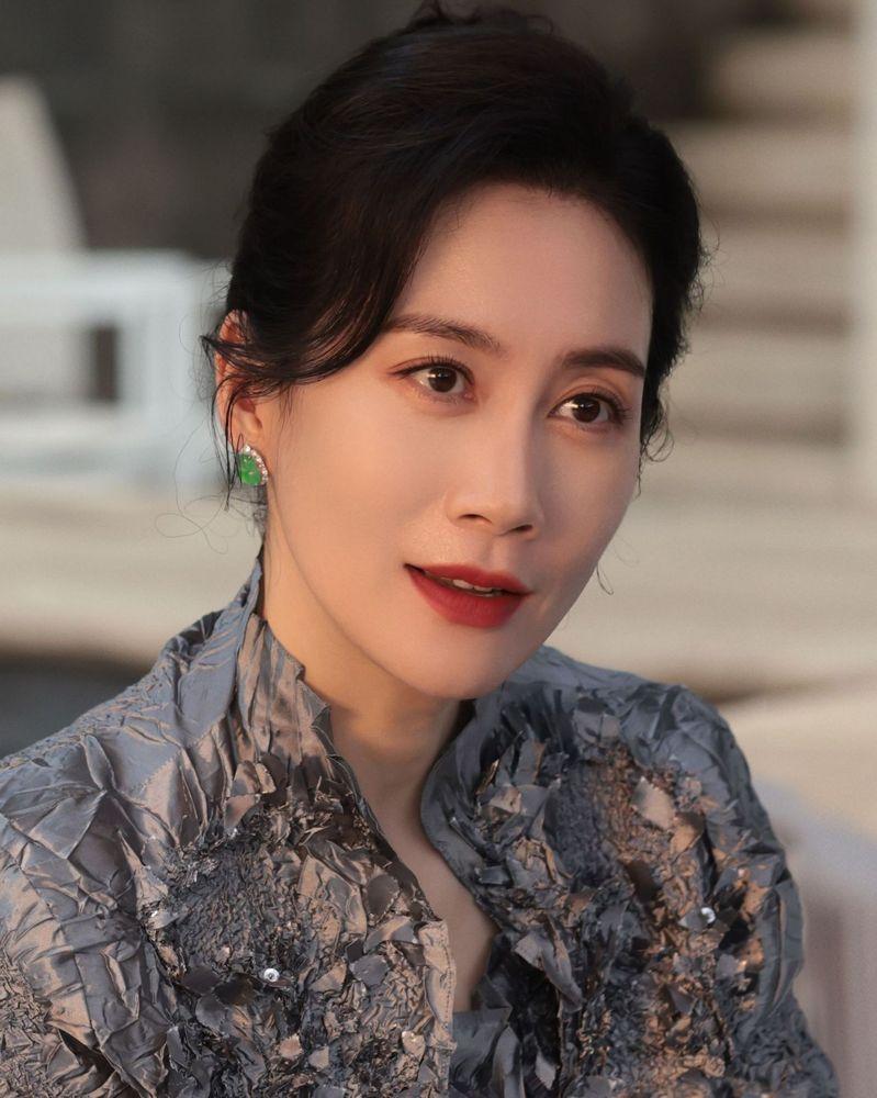 温峥嵘饰演的豪门婆婆自带贵气。(取材自微博)