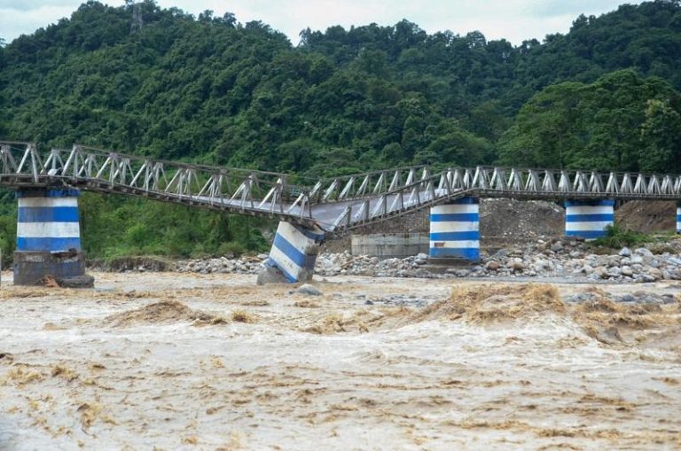 印度大吉岭地区5日暴雨过后，横跨巴拉松河的杜迪亚铁桥坍塌。路透