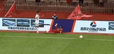 中国足球甲级联赛广西平果对阵重庆铜梁龙,平果球员遭对方从侧后方推撞的恶意犯规,被推倒至场外,头部猛烈撞击场边LED屏。(取材自红星新闻)