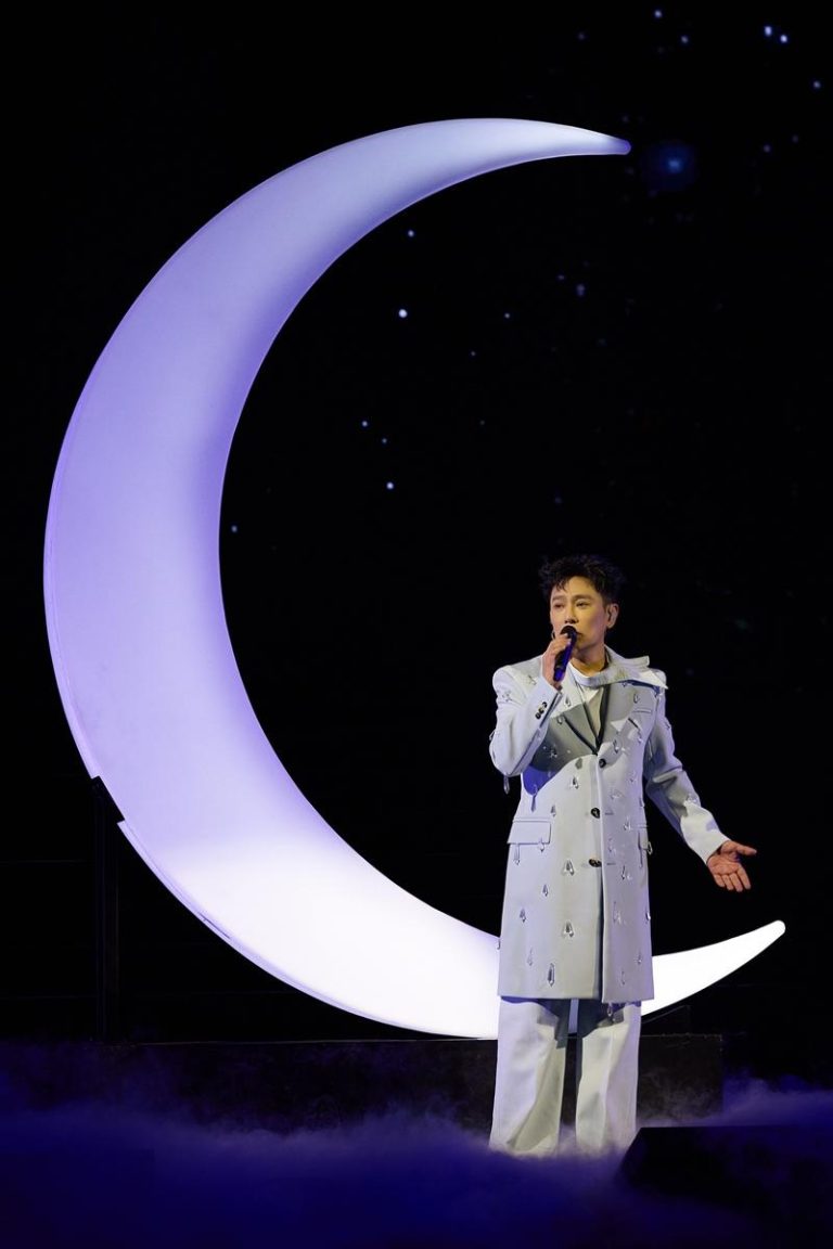 张信哲通过月亮视觉，跟大家抢先共度中秋佳节。(图／潮水音乐提供)