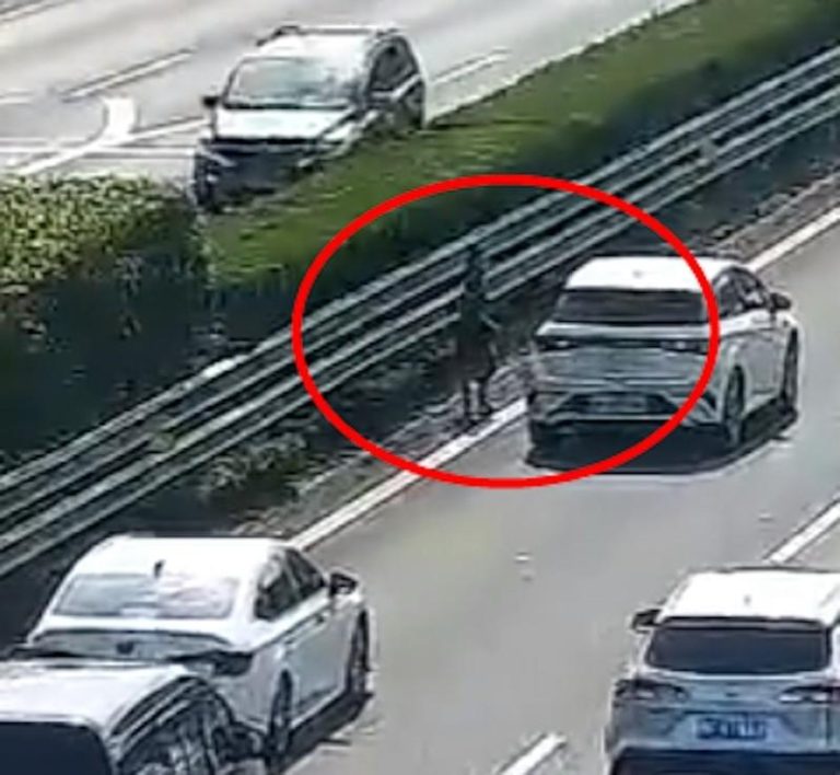 男童杭州高速上奔跑。（取材自钱江晚报）