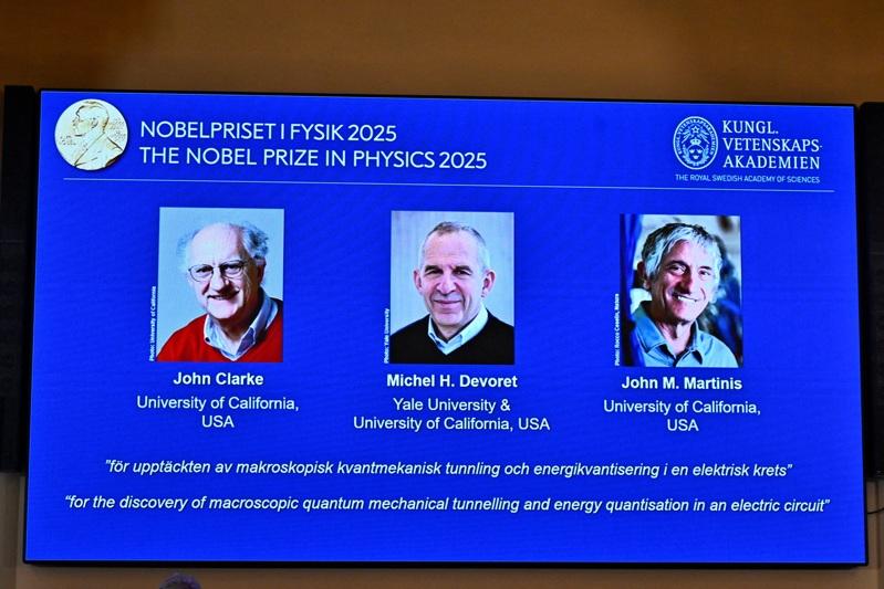 2025年诺贝尔物理学奖得主克拉克（John Clarke，左）、德沃雷特（Michel Devoret，中）和马蒂尼斯（John Martinis，右）。路透