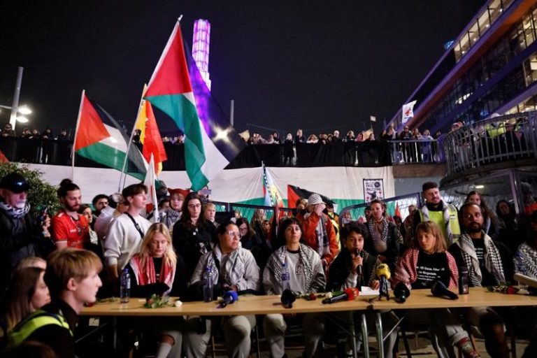 童贝里(右二)是「全球坚毅船队」（Global Sumud Flotilla）成员，这个船队试图驶入加萨提供援助物资。成员们7日在斯德哥尔摩召开记者会说明被以色列军方拘留的经历。(路透)